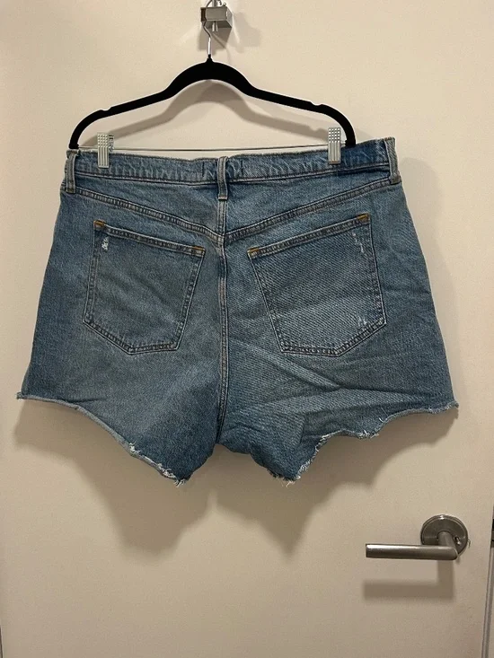 Abercrombie & Fitch Light Wash Raw-Hem High-Rise Curve Love Denim Dad Shorts - Picture 4 of 4